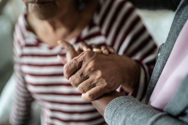 Peste 70 de bătrâni au fost găsiți cazați ilegal într-o locuință, după închiderea unui cămin