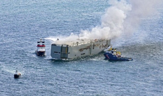 Cargoul care a ars în largul coastelor Olandei era încărcat cu 500 de automobile electrice