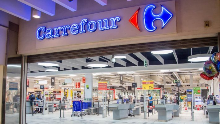 Patru geamuri au căzut peste două persoane, în Carrefour