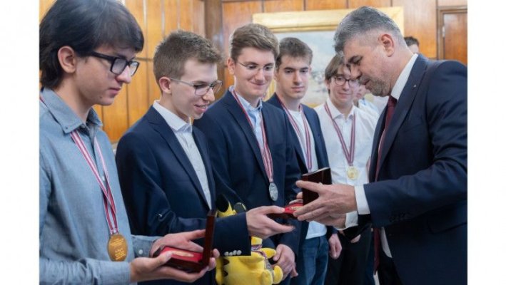Marcel Ciolacu i-a primit la Guvern pe elevii olimpici la Matematică și Fizică
