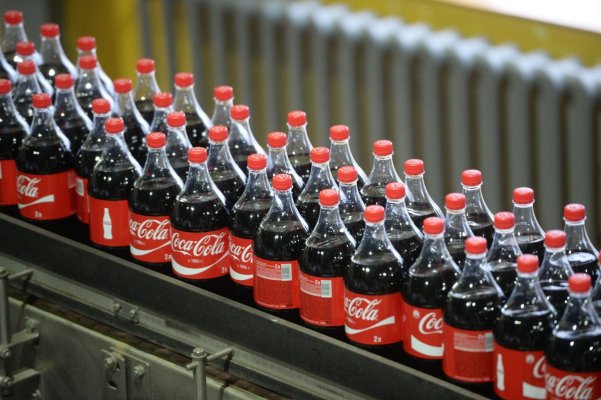 Coca-Cola HBC şi-a îmbunătăţit estimările de profit pentru anul 2023