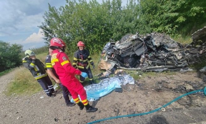 Imagini șocante: Un autoturism s-a dezintegrat total după ce s-a ciocnit cu un TIR pe DN2E