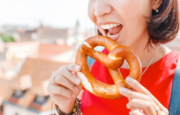 Motivul pentru care nu e indicat să consumi covrigi calzi de la patiserie