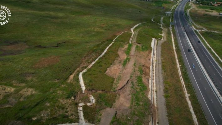 O porțiune dintr-un deal alunecă spre autostrada Sebeș-Turda