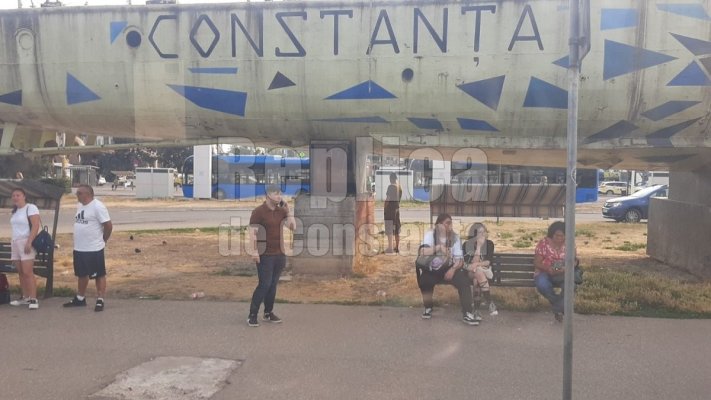 Vrem un oraș curat și civilizat, dar facem pipi în public!