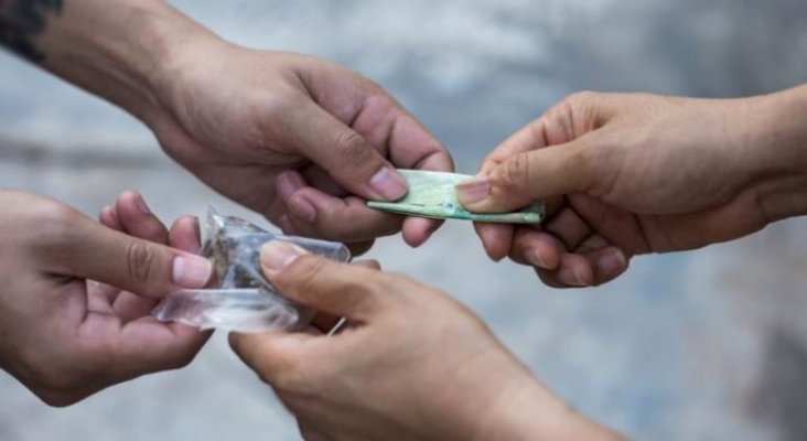 Minori prinşi într-un imobil dezafectat, în timp ce vindeau droguri