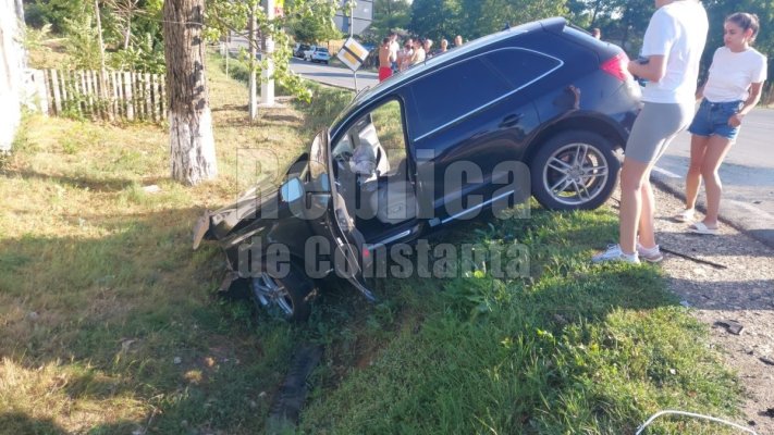 O mașină a ajuns în șanț, la Ciocârlia