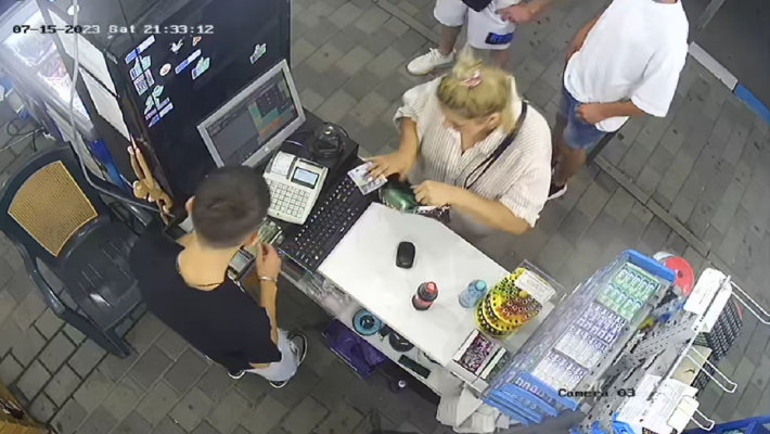 Șoferul unui BMW, cu numere de Marea Britanie, dă țepe prin metoda Șmen. Video 