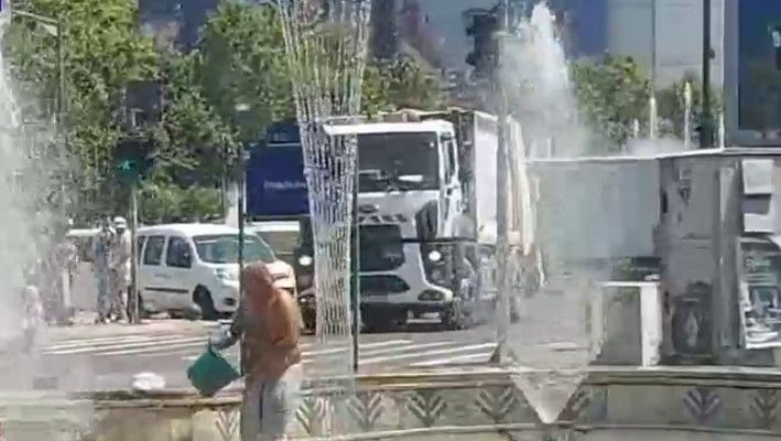 Un bărbat și-a dat jos cămașa și a făcut baie în fântânile de la Unirii, în București