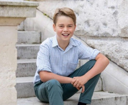 Familia regală britanică a publicat o fotografie cu prinţul George, care a împlinit 10 ani