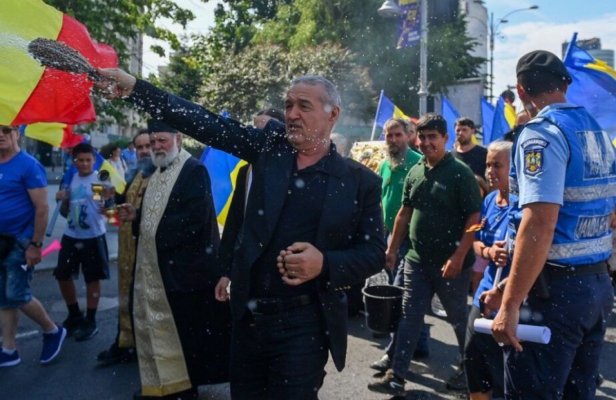 Gigi Becali a ieșit cu preoții pe Calea Victoriei, după parada LGBT