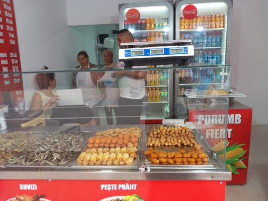 Vindea ilegal, la Casino Mamaia, gogoși și produse din pește!