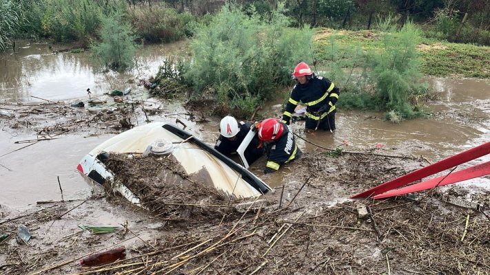 Imagini dramatice! Mașină scufundată în nămol, la Horia. Video