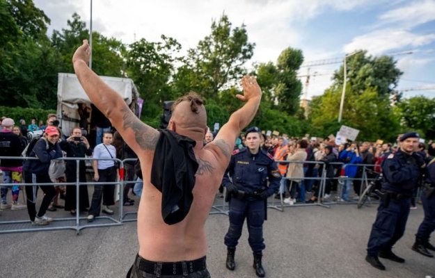 Două tabere de spectatori la Concertul din Viena al trupei Rammstein - fani şi protestatari