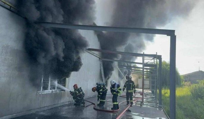 Incendiu puternic, cu victime, la o hală de calculatoare