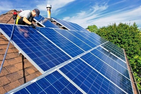 Românii care și-au montat panouri fotovoltaice vor putea cere compensarea financiară la perioade de o lună