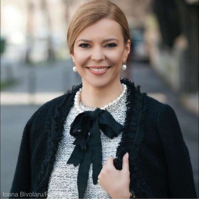 Ioana Bivolaru - acreditată ambasador al României în Franţa