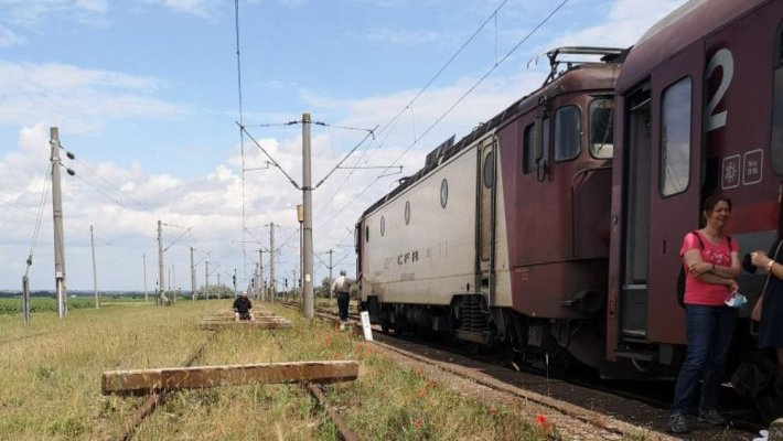 Tren blocat în câmp: Călătorii și-au luat bagajele și au pornit pe câmp 