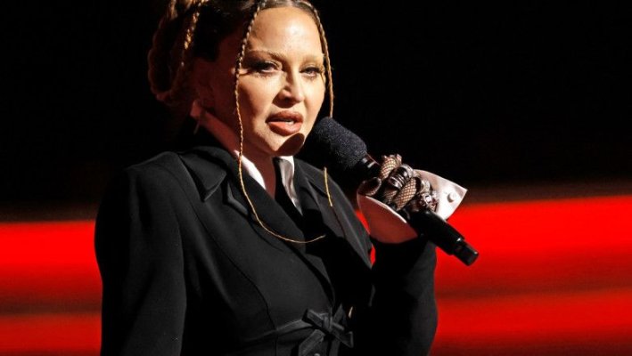 Fanii care au dat-o în judecată pe Madonna pentru începerea cu întârziere a concertului au renunţat la proces