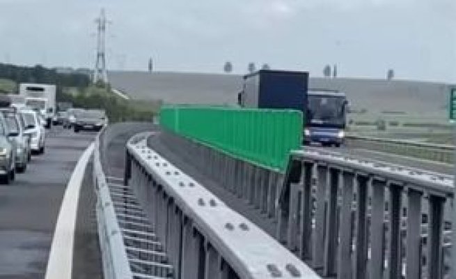 Un șofer de autocar a mers cu spatele pe Autostrada A1: avea 32 de pasageri la bord