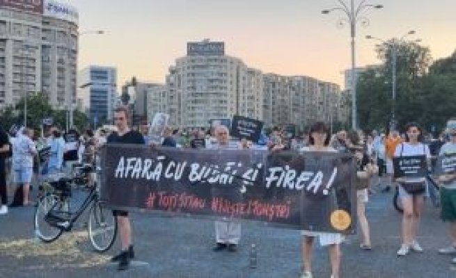 Protest Declic în Piața Victoriei: Zeci de oameni i-au cerut demisia Gabrielei Firea, de ziua ei de naștere