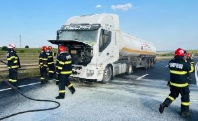 Trafic blocat și intervenție cu emoții pe DN5 - O cisternă cu butil a luat foc, risc uriaș de explozie