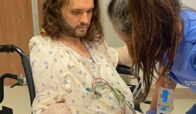 Un bărbat ciupit de purice a rămas fără mâini și părți din picioare