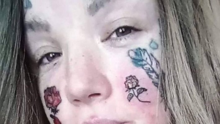 O femeie cu 800 de tatuaje se plânge că nu-și găsește loc de muncă și nu este primită în școala copiilor