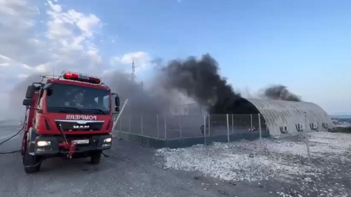 Incendiu violent produs la un showroom cu ambarcațiuni de agrement din Tulcea. Video