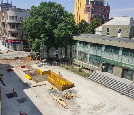 Dorel lovește din nou! Conductă de apă, spartă de un excavator, pe strada Ștefan cel Mare 