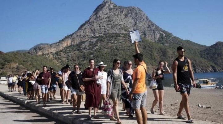 Turiştii ruşi care se îndreaptă spre Peninsula Crimeea, blocaţi în trafic într-o coloană de 13 km