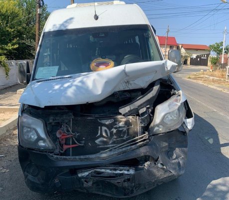 Microbuz implicat într-un accident rutier la intrare în Lumina! Au fost înregistrate mai multe victime