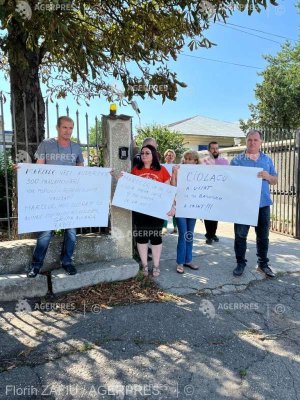 Protest spontan al medicilor şi asistenţilor veterinari în faţa DSVSA