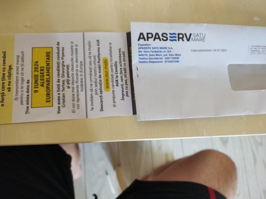 Abonaţii unei companii au primit factura la apă, la pachet cu pliant electoral AUR 