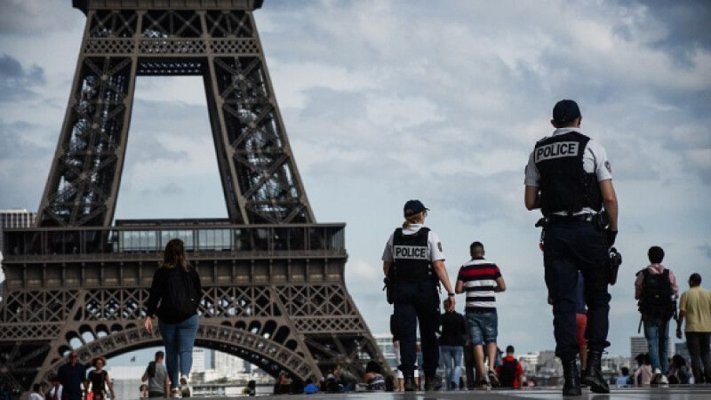 Alertă la Paris. Turnul Eiffel, evacuat de urgență după o amenințare cu bombă