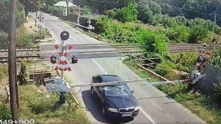Cine este şoferul surprins în timp ce rupe bariera la o trecere la nivel cu calea ferată, în Prahova