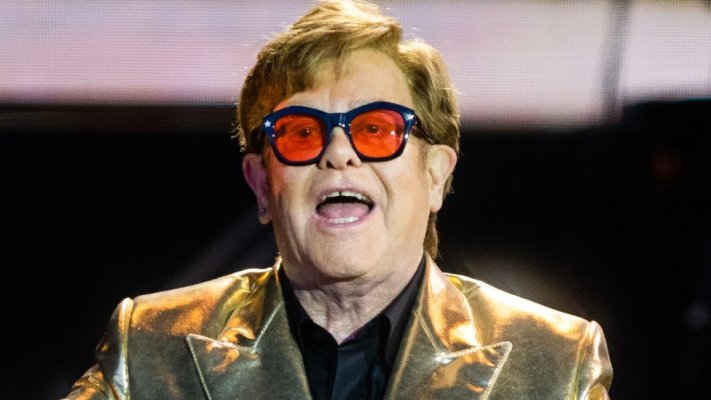Elton John a petrecut o noapte la spital după ce a alunecat în vila sa din Franţa