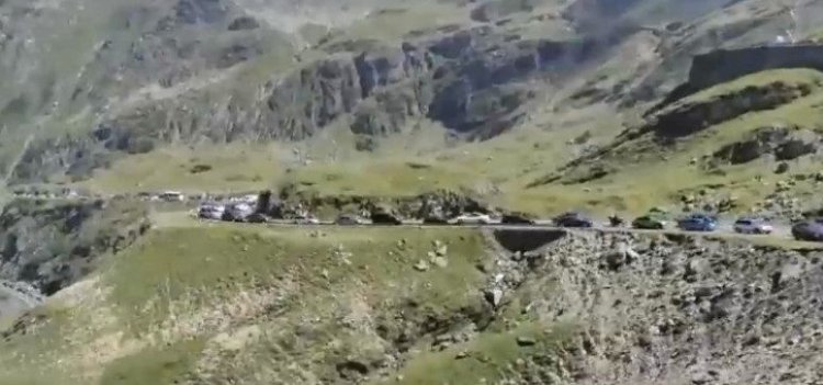 Mii de șoferi sunt blocați pe Transfăgărășan. Coloana de mașini a ajuns la opt kilometri