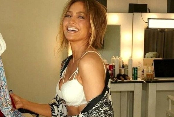 Jennifer Lopez, ținută inedită în vacanța din Franța! Cum a fost surprinsă pe străzile din Paris