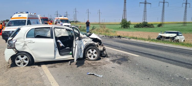 Coliziune între trei autoturisme: 5 persoane au ajuns la spital