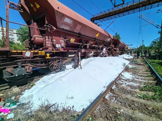 Transportatorul de mărfuri pe calea ferată, amendat cu 60.000 lei, pentru ureea deversată. Video