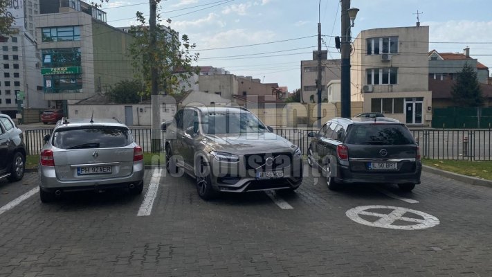 Un figurant cu Volvo a parcat pe 2 locuri la McDonald's