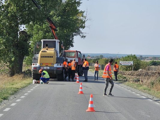 Continuă lucrările de reabilitare a drumurilor județene