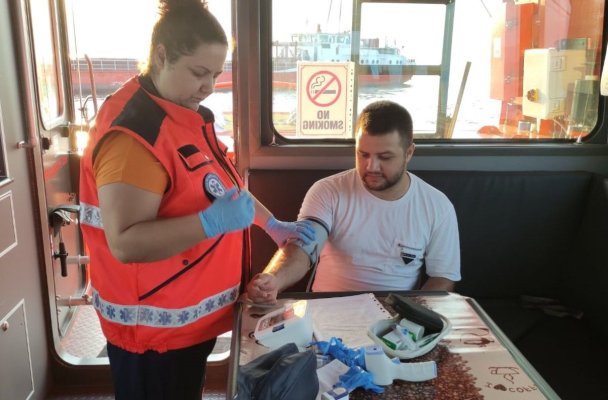 O navă ARSVOM a intervenit în rada Sulina, pentru salvarea unui marinar bolnav