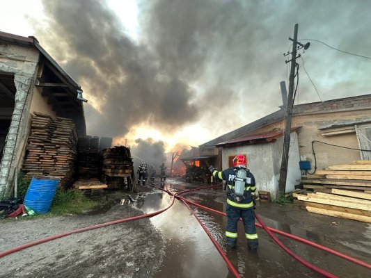 Incendiul la un depozit de lemne din Mureș, un mort și trei răniți