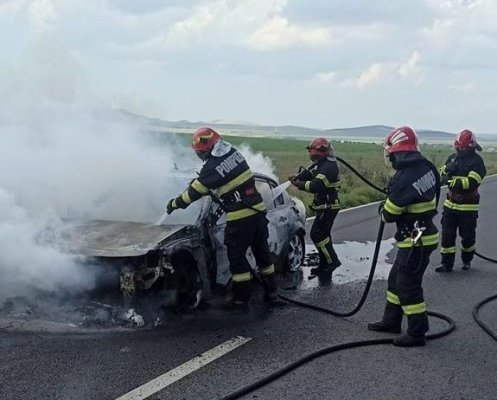 Un autoturism s-a făcut scrum, pe DN 22A. Doi adulți și un copil s-au autoevacuat. Video