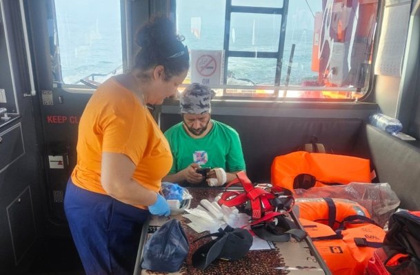 O navă ARSVOM a intervenit în rada Sulina, pentru salvarea unui marinar rănit. Video