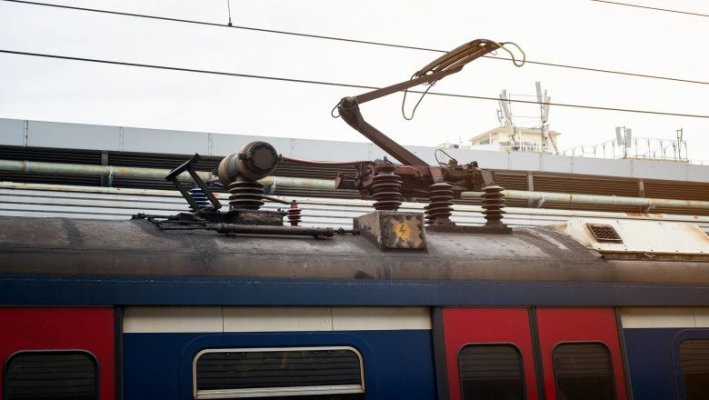 Un tânăr a murit electrocutat, după ce s-a urcat pe vagonul unui tren ca să-și facă un selfie