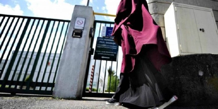 Guvernul francez interzice abaya în şcolile de stat