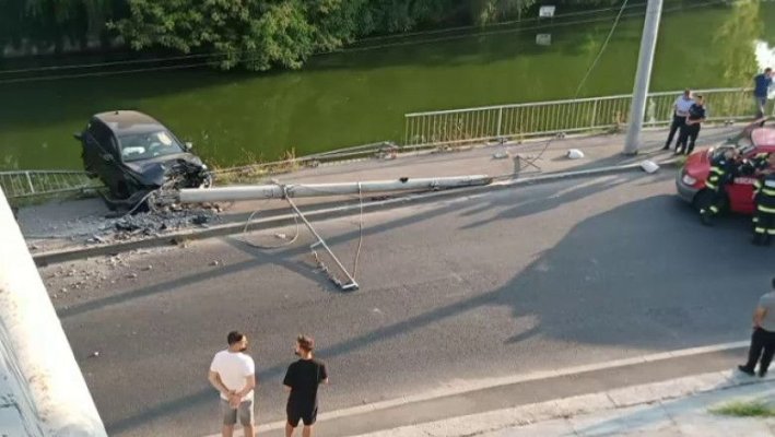 Un copil de 13 ani a furat mașina familiei și a intrat cu ea într-un stâlp